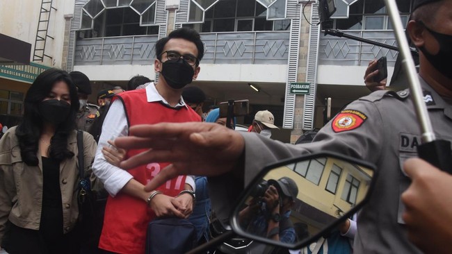 Adam Deni disebut menyampaikan hal-hal kasar yang mengarah para teror terhadap istrinya. Sahroni merasa tak terima.