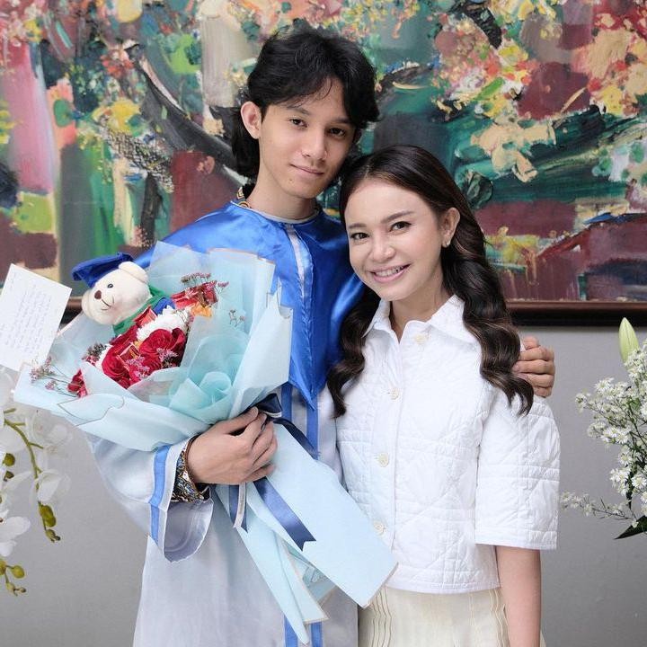 <p>Penyanyi Rossa belum lama berbagi kebahagiaan lewat unggahan foto yang mengabadikan momen kelulusan putranya, Rizky Langit Ramadhan. (Foto: Instagram @itsrossa910)</p>