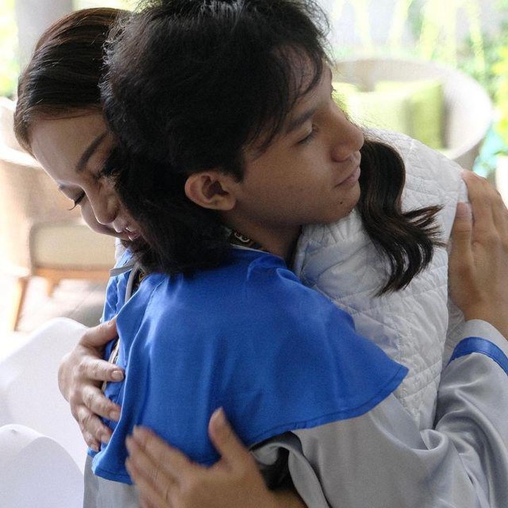 <p>Momen kelulusan anak seringkali membuat orang tua terharu. Seperti Rossa yang ikut menitikan air mata ketika Rizky dinyatakan lulus. (Foto: Instagram @itsrossa910)</p>