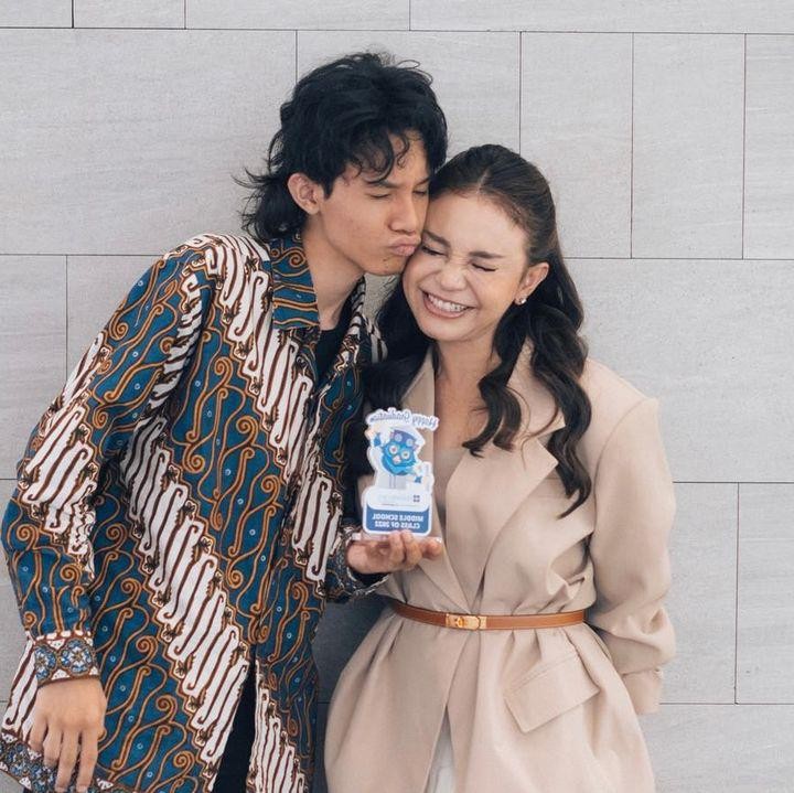 <p>Waktu terasa cepat, Rossa juga merasakan apa yang orang tua lain turut rasakan. Rizky, putra satu-satunya itu bukan anak kecil lagi. (Foto: Instagram @itsrossa910)</p>