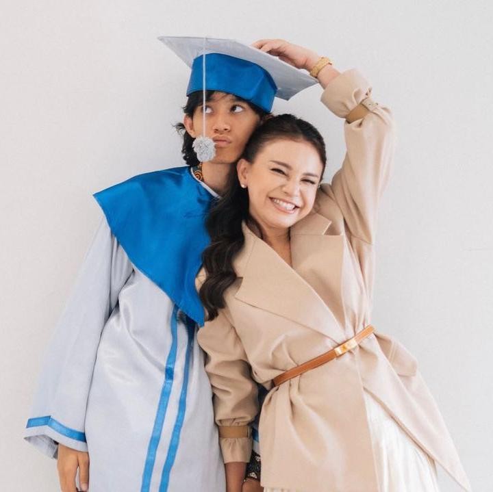 <p>"I'm a proud mom," tulis Rossa di caption yang menunjukkan betapa bangga dirinya akan Rizky yang baru saja lulus. (Foto: Instagram @itsrossa910)</p>