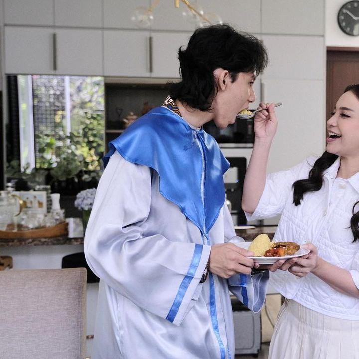 <p>Pesta kelulusan Rizky yang diadakan di rumah berlangsung sederhana, Rossa mengundang keluarganya untuk syukuran sekaligus makan bersama. (Foto: Instagram @itsrossa910)</p>