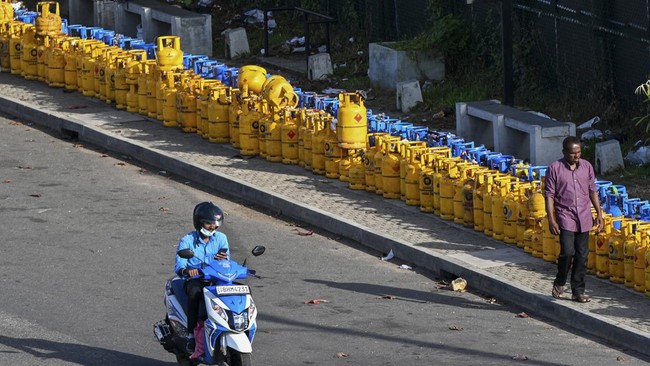 FOTO: Antrean Panjang Tabung Gas di Tengah Krisis Energi Sri Lanka