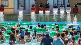 FOTO: Kepanasan, Kolam Renang di Texas Diisi Es Batu