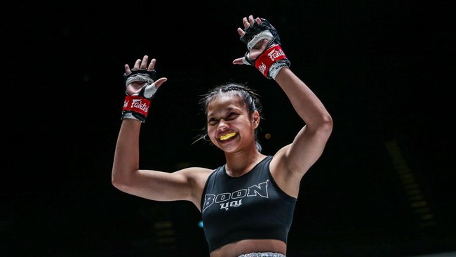 Anna Jaroonsak atau Supergirl yang kini berlaga di one championship punya serangan lutut yang cukup berbahaya meski dia sedang tidak melihat.
