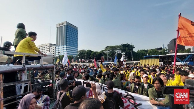 Ratusan mahasiswa dari sejumlah perguruan tinggi mendatangi Gedung MPR/DPR untuk berunjuk rasa menolak Rancangan Kitab Undang-Undang Hukum Pidana (RKUHP).