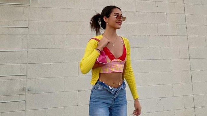 Fashion Items yang Bisa Kamu Pakai untuk Ikuti Tren Gaya Y2K