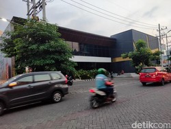 Holywings Surabaya Masih Tutup, Atribut-Pernak-pernik Mulai Dicopot