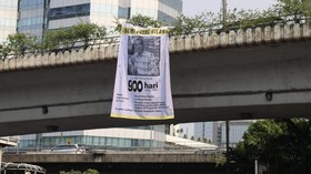 ICW Pasang Spanduk '900 Hari Harun Masiku Hilang' di Fly Over Pancoran