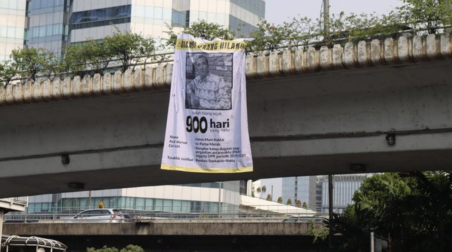 Indonesia Corruption Watch (ICW) membentangkan spanduk berisi foto dan identitas Harun Masiku, tersangka kasus korupsi yang buron selama 900 hari.