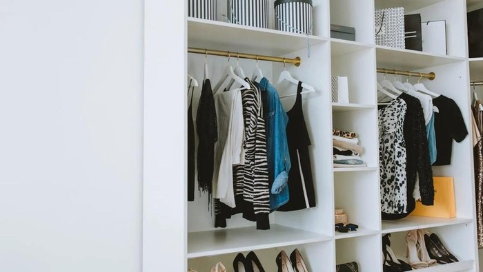 3 Kebiasaan yang Jadi Penyebab Baju di Lemari Cepat Berjamur, Beauties Harus Hindarin Deh!