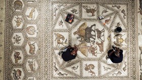 FOTO: Lukisan Mosaik Era Romawi Kembali ke Kampungnya di Israel