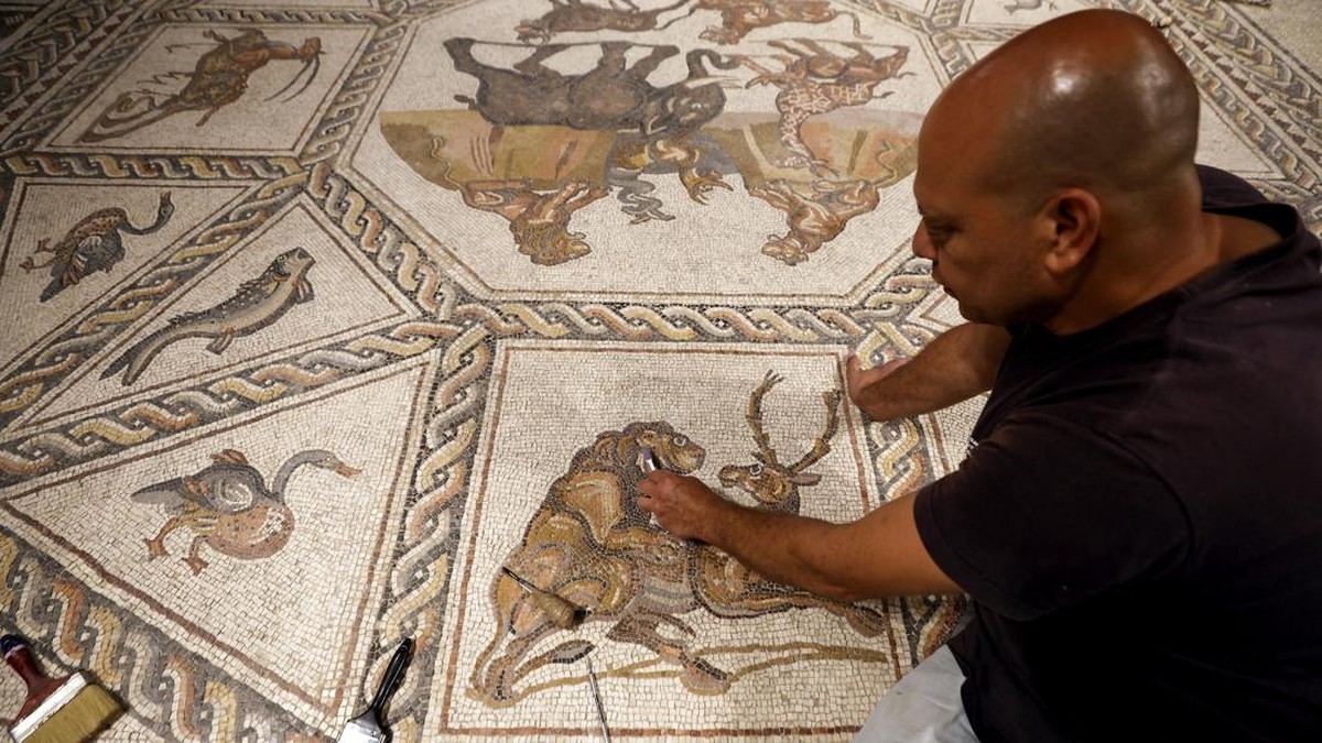 FOTO: Lukisan Mosaik Era Romawi Kembali ke Kampungnya di Israel