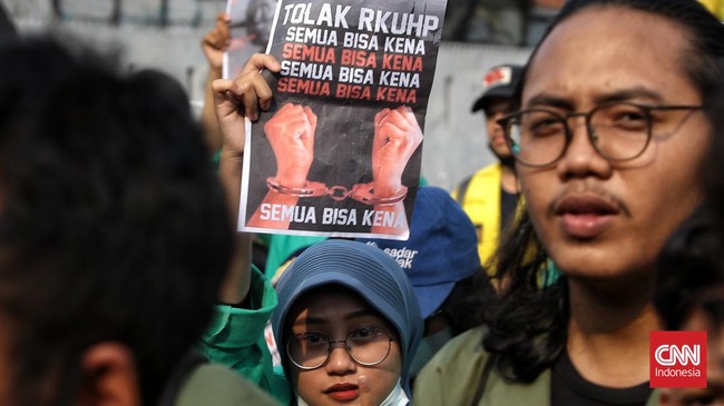 RKUHP mengatur soal penyiaran, penyebarluasan berita atau pemberitahuan yang diduga bohong. Pasal ini dapat menyasar pers.