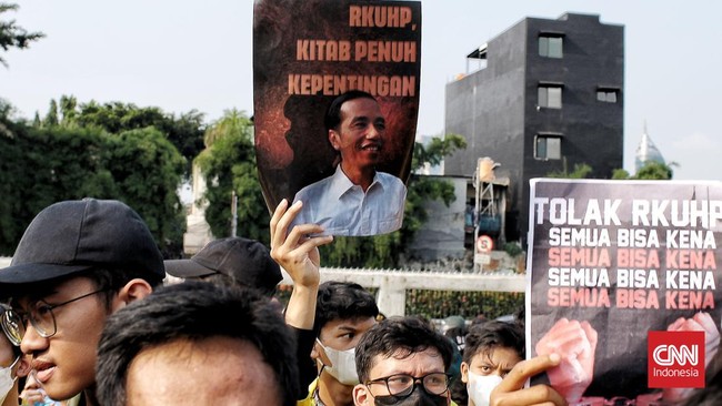 Penghinaan Lembaga Negara hingga Pidana Demo Tanpa Pemberitahuan di RKUHP Draf RKUHP telah disetujui oleh Komisi III DPR dan pemerintah untuk dibawa dan disahkan dalam Rapat Paripurna DPR terdekat.