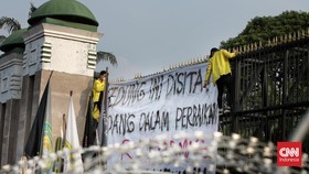 Demo RKUHP di DPR, Mahasiswa Bakar Sampah dan Ancam Dobrak Gerbang