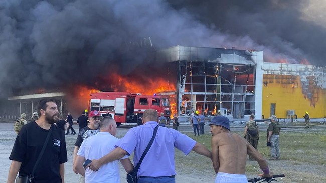 Setidaknya 16 orang tewas imbas serangan rudal Rusia yang menghantam mal di pusat kota Kremenchuk, Ukraina pada Selasa (28/6).