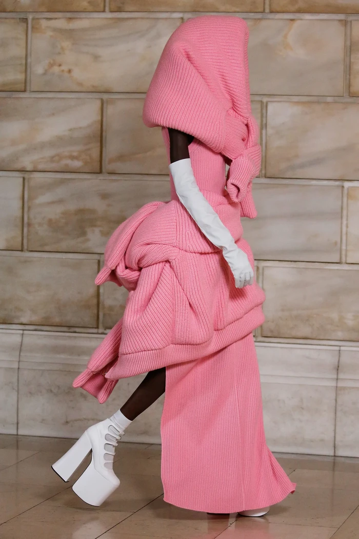 Interpretasi ekstrem akan sweater dressing. Sepatu platform yang dipakai model tersebut pernah muncul di koleksi fall/winter 2016. Foto: Courtesy of Marc Jacobs