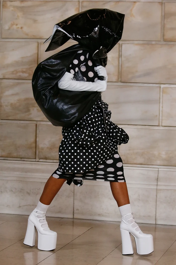 Polka dot jadi salah satu corak favorit Marc Jacobs. Dan kini hadir dalam padu padan yang playful dengan aksesori berupa head scarf dan opera gloves. Foto: Courtesy of Marc Jacobs