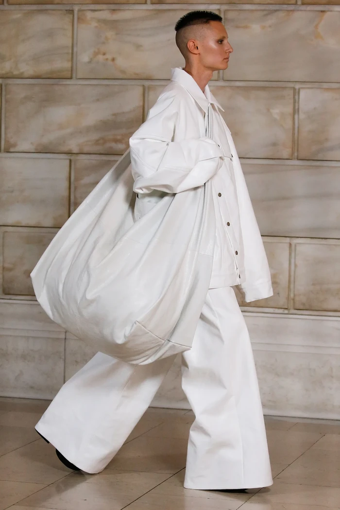 Selain head scarf dan sepatu, tas juga turut dibuat lebih dramatis dengan ukuran yang ekstra besar. Foto: Courtesy of Marc Jacobs