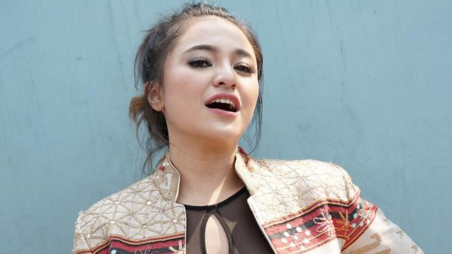 Marshanda memberikan klarifikasi soal foto selfie bareng Vicky Prasetyo yang membuat heboh jagat maya.