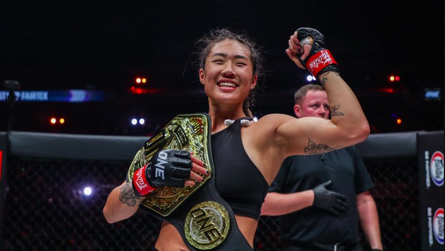 Mulai Angela Lee hingga Smilla Sundell yang berstatus juara perdana ONE Women's Strawweight Muay Thai, berikut adalah 5 juara dunia wanita di ONE Championship.
