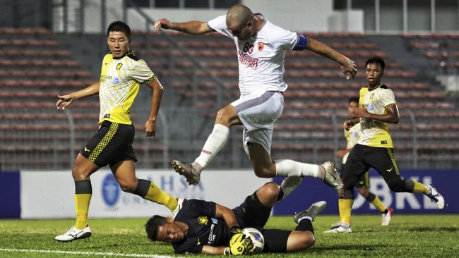 Kendaraan yang mengangkut suporter PSM Makassar di Stadion KLFA Malaysia dirusak hingga mengakibatkan kaca pecah dan sejumlah fans luka.