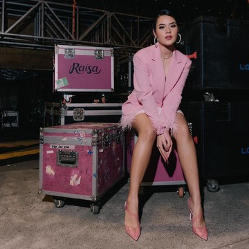 img-title 3 Inspirasi Outfit dengan Warna Cerah Ala Raisa Andriana, Elegan dan Energik!