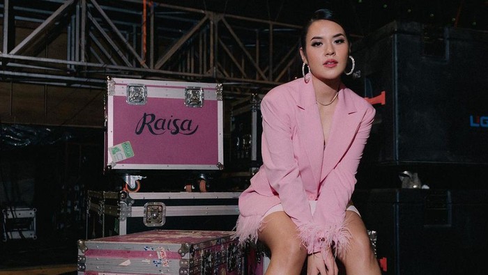 3 Inspirasi Outfit dengan Warna Cerah Ala Raisa Andriana, Elegan dan Energik! 3 Inspirasi Outfit dengan Warna Cerah Ala Raisa Andriana, Elegan dan Energik!