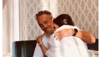 <p>Sarah mengunggah momen kebersamaannya dengan sang suami di Instagram miliknya. Ia juga meninggalkan caption manis di foto tersebut, lho. "So lucky to have you! happy anniversary sayang!," tulisnya, dikutip dari akun @raazharita. (Foto: Instagram @raazharita)<br /><br /><br /></p>