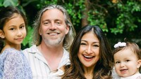 <p><em>Happy wedding anniversary</em> untuk Sarah dan Paris! Kita doakan rumah tangga mereka selalu bahagia ya, Bunda. (Foto: Instagram @raazharita)</p>