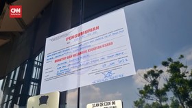 VIDEO: Satpol PP Segel Outlet Holywings di Jakarta