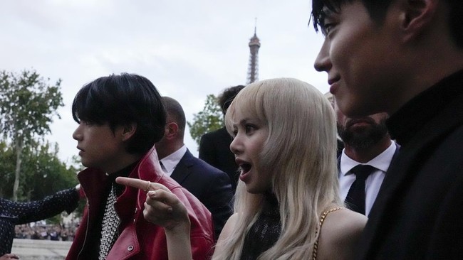 FOTO: Aksi V, Lisa, dan Park Bo-gum di Celine Fashion Show