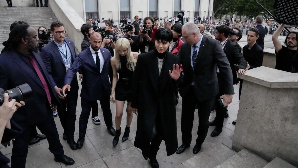 FOTO: Aksi V, Lisa, dan Park Bo-gum di Celine Fashion Show