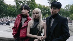 FOTO: Aksi V, Lisa, dan Park Bo-gum di Celine Fashion Show