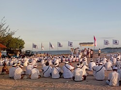 Krama Desa Adat Intaran Sembahyang Tolak Terminal LNG di Mangrove