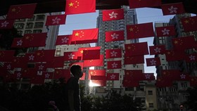 FOTO:  Hong Kong Merah Merekah pada Seperempat Abad di Pelukan China