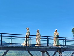 Aksi Ciamik Model di Atas Jembatan Ikonik Nimo Highland