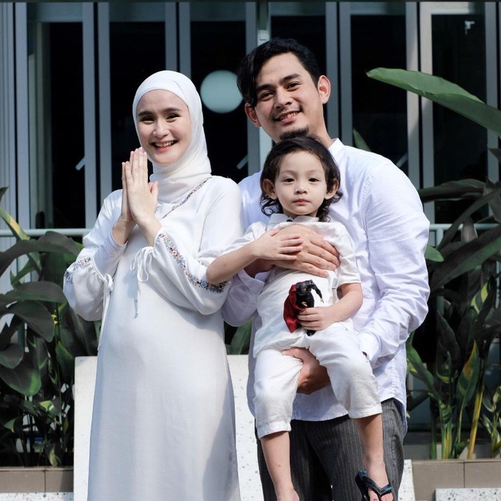 <p>Anak pertama mereka, Zou pun kini terlihat semakin besar dan siap menjadi abang di usianya yang ketiga nih Bunda. (Foto: Instagram @iselfricella)</p>