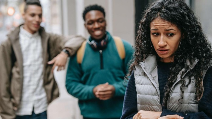 Perlu Tahu Batasan, Ini 6 Hal yang Nggak Boleh Kamu Jadikan Sebagai Candaan