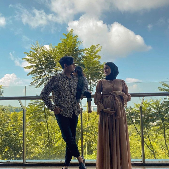 <p>Dalam beberapa kesempatan Isel terlihat memamerkan <em>baby bumps-</em>nya yang semakin terihat nih Bunda. (Foto: Instagram @miqdadsy)</p>