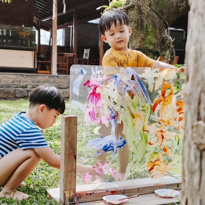 <p>Dalam kesehariannya, Iori dan Iago nampaknya selalu kompak nih Bunda. Ini potret kebersamaan mereka saat melukis. (Foto: Instagram @juniorliem)</p>