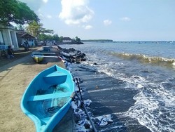 Berlubang, Jalan di Pesisir Pantai Pebuahan Ditutup dengan Jukung
