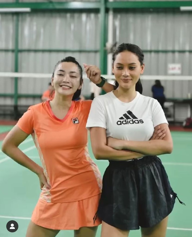 Hesti Purwadinata dan Erika Carlina Hesti Purwadinata dan Erika Carlina