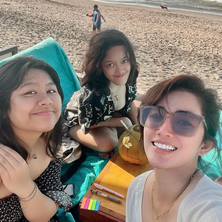 <p>Ia mengajak Amel dan Ara bersantai di pinggir pantai. <em>“Girlllsssssss wanna have funnnn (sekejap),”</em> kata Ussy sebagai <em>caption</em> foto unggahannya. (Foto: Instagram @ussypratama)</p>