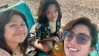 <p>Ia mengajak Amel dan Ara bersantai di pinggir pantai. <em>“Girlllsssssss wanna have funnnn (sekejap),”</em> kata Ussy sebagai <em>caption</em> foto unggahannya. (Foto: Instagram @ussypratama)</p>