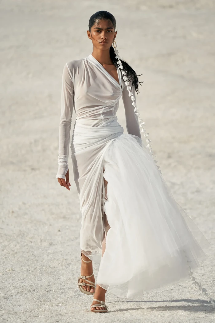 Ingin tampilan yang modern dan dramatis, maka gaun lengan panjang detail tulle bisa jadi opsi. Foto: Alessandro Lucioni / Gorunway.com/Vogue