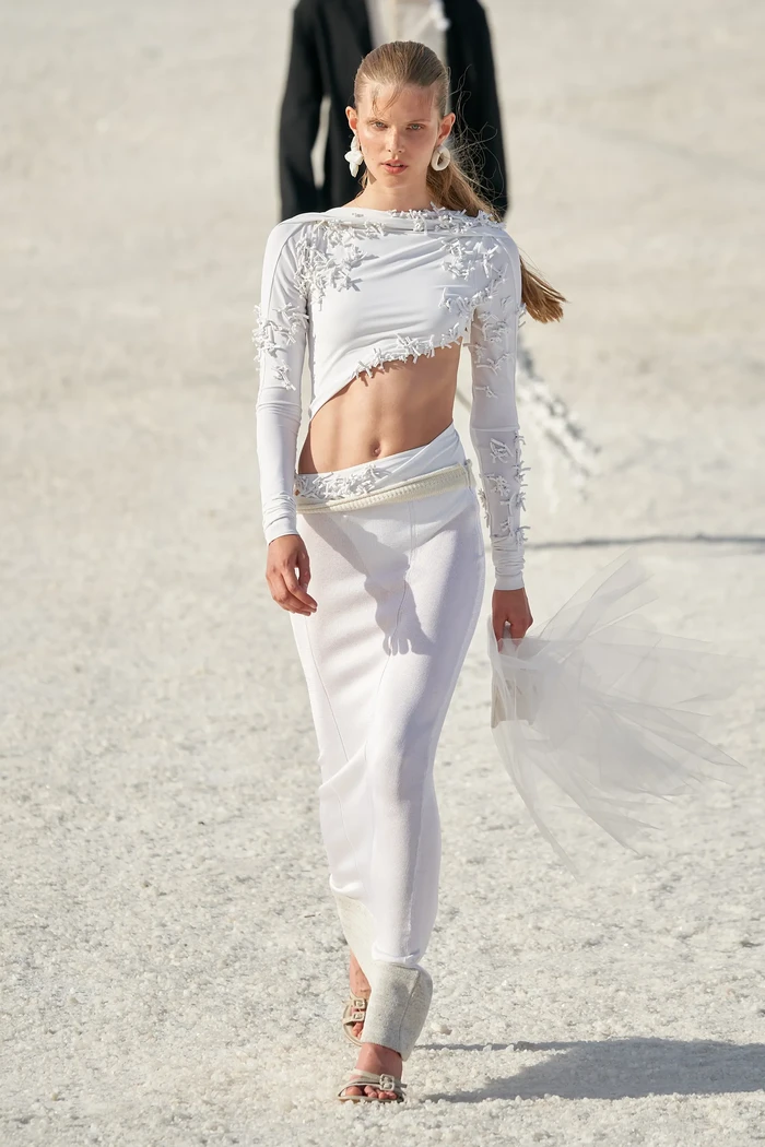 Jacquemus mengadakan fashion show koleksi musim gugur 2022 di daerah pegunungan Camargue Park, Prancis selatan. Busana warna putih tampil mendominasi dan sarat akan nuansa festive dan romantis. Cocok untuk busana pengantin seperti gaun detail cut out bagi mereka yang ingin tampil edgy dan seksi. Foto: Alessandro Lucioni / Gorunway.com/Vogue