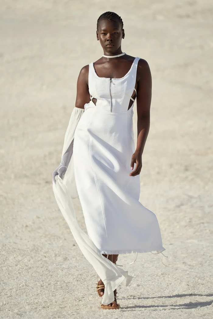 Gaun berpotongan klasik juga turut dihadirkan oleh desainer asal Prancis ini. Terlihat effortless namun elegan dan formal. Foto: Alessandro Lucioni / Gorunway.com/Vogue