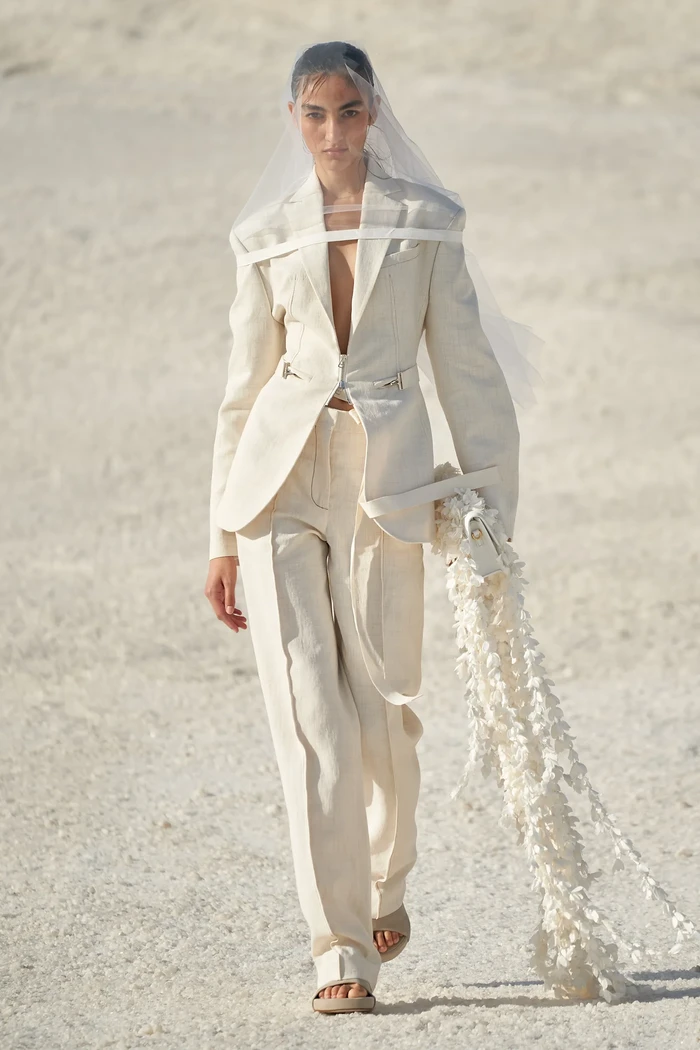 Setelan jas bisa jadi opsi selain gaun sebagai busana pernikahan. Jacquemus menawarkan kreasi tailoring yang modern dan seksi. Foto: Alessandro Lucioni / Gorunway.com/Vogue